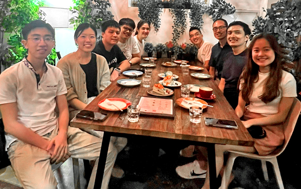  Dr Rui Xiang (guy right at the end popping his
head out) relaxing over a meal with his fellow doctors from Orthopaedic
Surgery. 