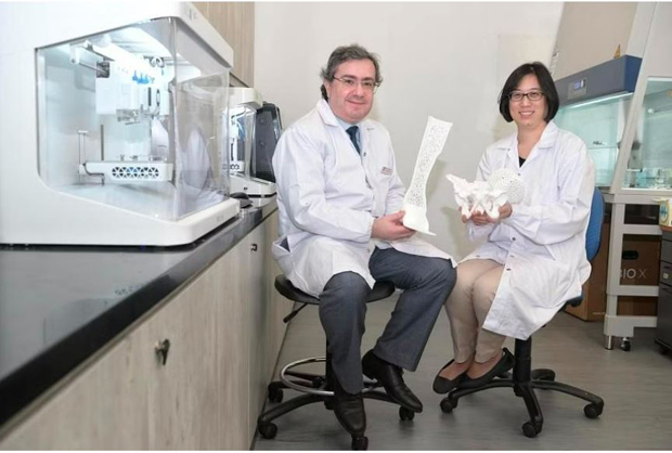  ​Singapore Centre for 3D Printing director Paulo Bartolo (left) and Singapore General Hospital Future Health System department clinical director Goh Su-Yen. ST PHOTO NG SOR LUAN 