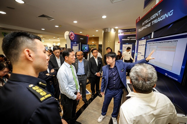  ​Health Minister Ong Ye Kung touring the inaugural AI in Healthcare Technology Showcase at NUS on Nov 13. PHOTO LIANHE ZAOBAO 