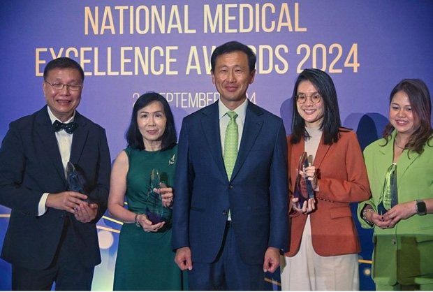  ​Health Minister Ong Ye Kung (centre), with the SingHealth Community Hospital team members, (from left) Associate Professor Lee Kheng Hock, Ms Eunice Chin, Ms Adeline Kwan and Ms Clara Poh . ST PHOTO DESMOND WEE 