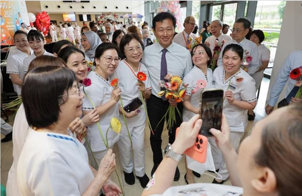  ​Health Minister Ong Ye Kung taking a group photo with nurses during SingHealth's Nurses' Day celebrations on July 25. ST PHOTO GIN TAY 