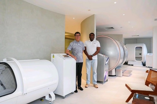  ​Veteran banker Edmund Lee (left) and Mr Vignesa Moorthy, chief executive of ViewQwest, co-founded wellness O2 Lab to ride the health and wellness wave.ST PHOTO BRIAN TEO 