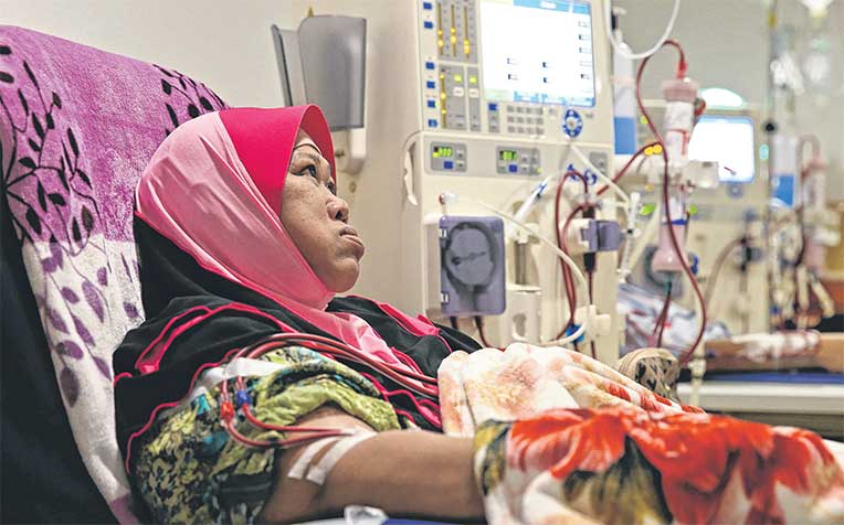 undergoing dialysis here, lost the use of her kidneys five years ago. She knew she had diabetes and high blood pressure only when she had a stroke in 2003.