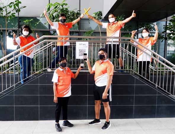  ​(Top, from left) Ms Mumtaj Ibrahim, SGH Chief Nurse Ms Ng Gaik Nai, Assistant Nursing Director Mr Nidu Maran Shanmugam, and Nursing Deputy Director Ms Elena Mohamed Ayob, pose with a mother-son pair of runners, Ms Kandimadhy Pitchy Marie and Mr Shashi Chandra Segaram, who are both Nurse Clinicians.